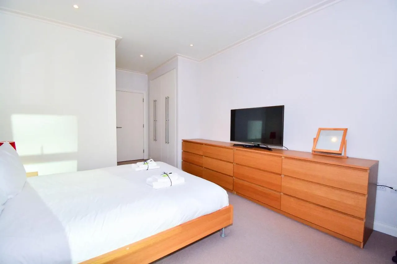 Canary Wharf - Corporate River View Apartments لندن